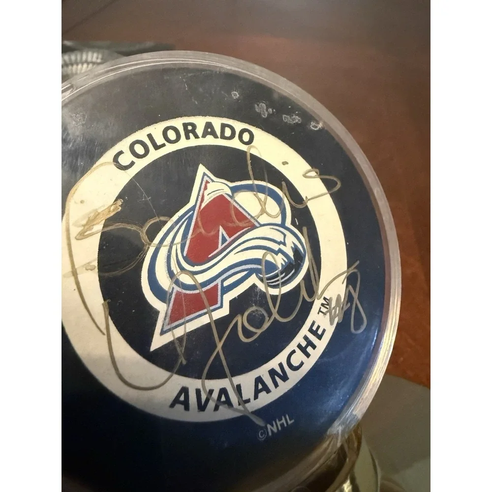 Vtg Colorado‎ Avalanche Signed Hockey Puck Display Stand NHL Collectible